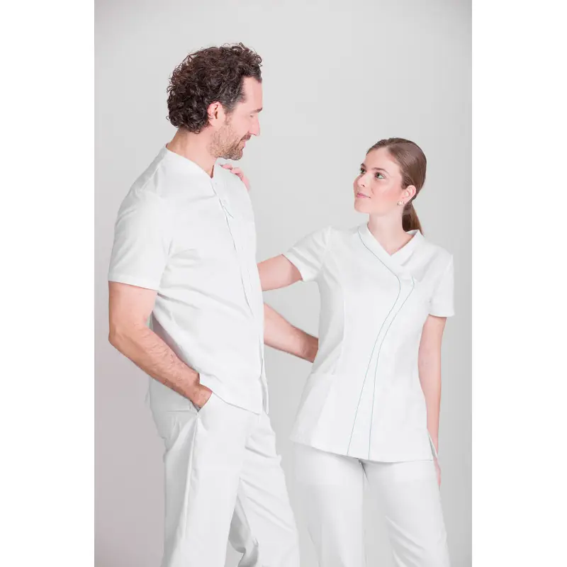 Casaca confort fit de hombre Norvil 1168 4 Casaca confort fit de hombre Norvil 1168 en blanco/turquesa, vista de tres cuartos, con varias personas.