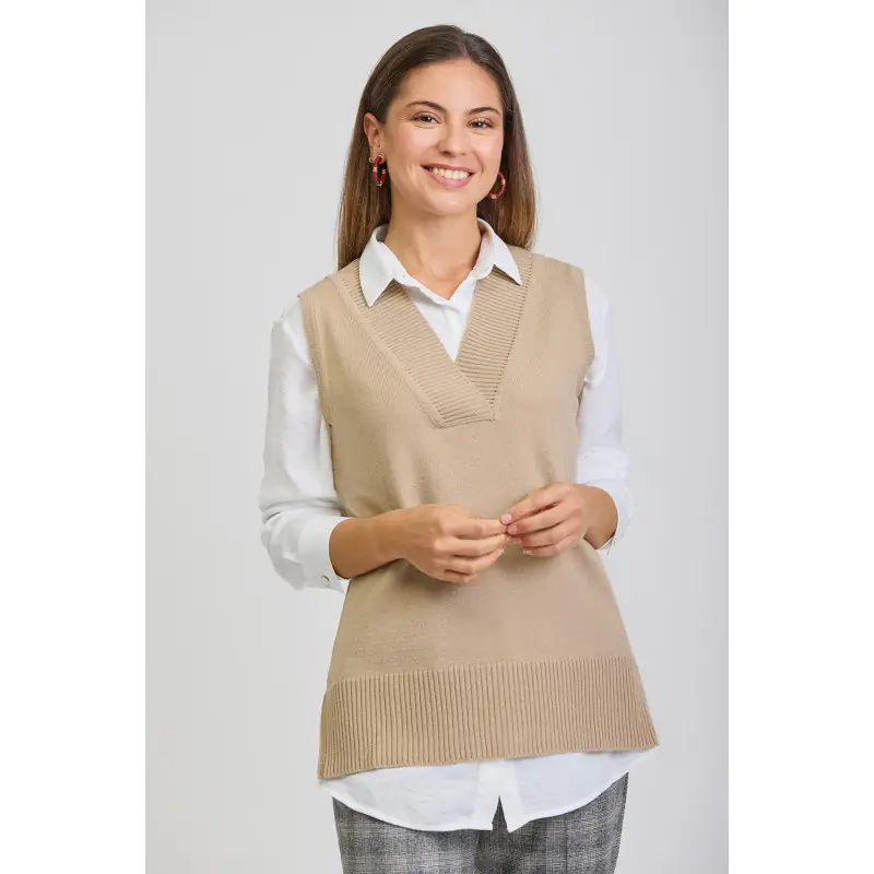 Chaleco de punto de mujer Norvil 117 1 Chaleco de punto de mujer Norvil 117 en beige claro, vista frontal, sobre modelo.