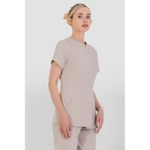 Casaca antilejía de mujer Norvil 1170 en beige claro, vista de tres cuartos, sobre modelo.