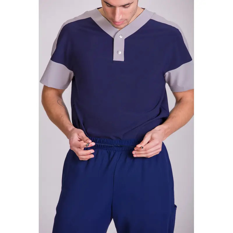 Túnica confort fit de hombre Norvil 1171 2 Túnica confort fit de hombre Norvil 1171 en azul/gris, vista frontal, sobre modelo.