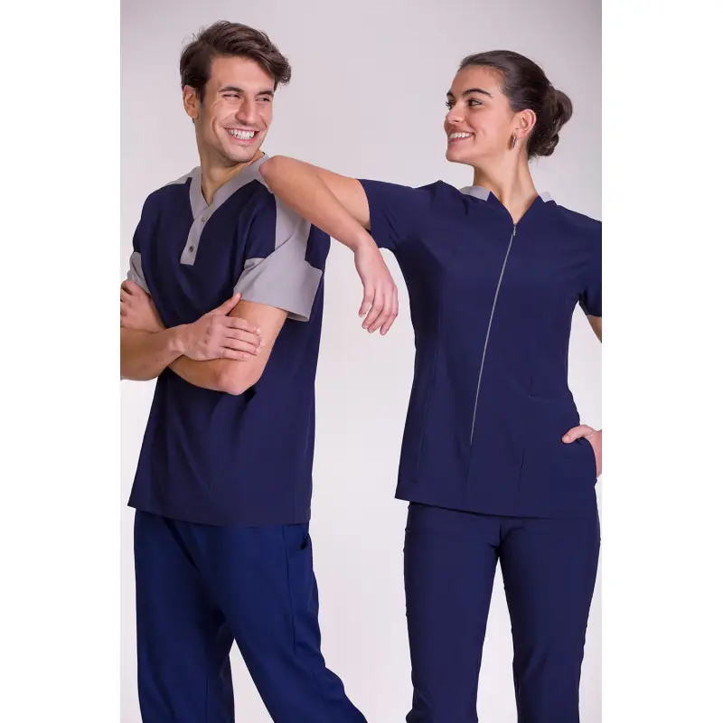 Túnica confort fit de hombre Norvil 1171 3 Túnica confort fit de hombre Norvil 1171 en azul/gris, vista frontal, con varias personas.