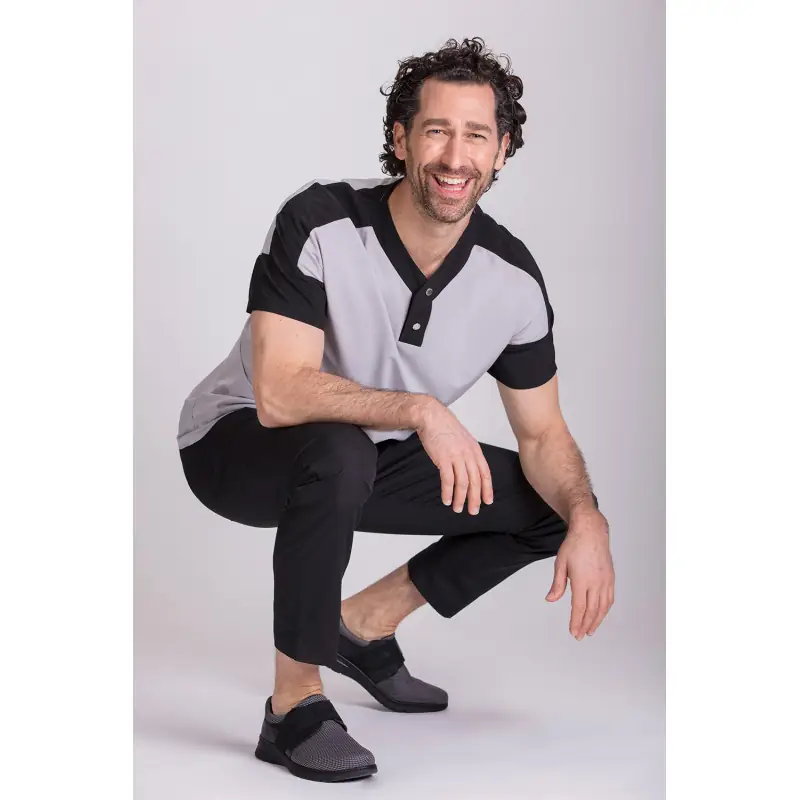 Túnica confort fit de hombre Norvil 1171 5 Túnica confort fit de hombre Norvil 1171 en gris/negro, vista frontal, sobre modelo.