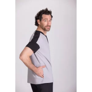 Túnica confort fit de hombre Norvil 1171 en gris/negro, vista lateral, sobre modelo.