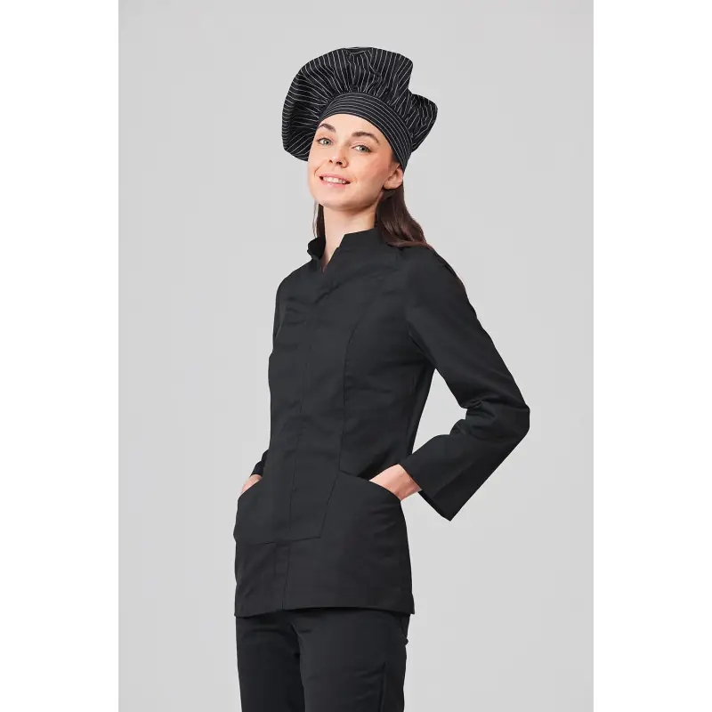 Túnica catering unisex Norvil 1183 1 Túnica catering unisex Norvil 1183 en negro, vista de tres cuartos, sobre modelo.