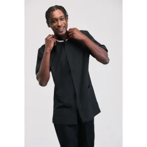 Túnica confort fit de hombre Norvil 1192 en negro con detalles crudos, vista frontal, sobre modelo.