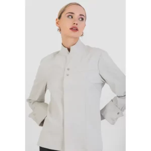 Chaqueta cooler unisex Norvil 1196 en crudo, vista frontal, sobre modelo.