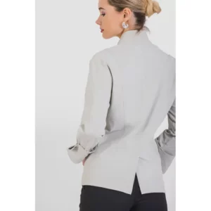 Chaqueta cooler unisex Norvil 1196 en crudo, vista trasera, sobre modelo.