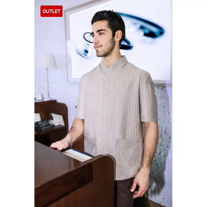 Casaca unisex oriental Norvil 1198 2 Casaca unisex oriental Norvil 1198 en crudo, vista de tres cuartos, sobre modelo.