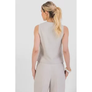 Chaleco de mujer efecto lino Norvil 1272 en crudo, vista trasera, sobre modelo.
