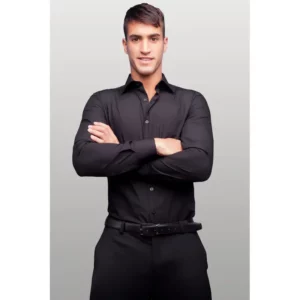 Camisa slim de hombre Norvil 128 en negro, vista frontal, sobre modelo.