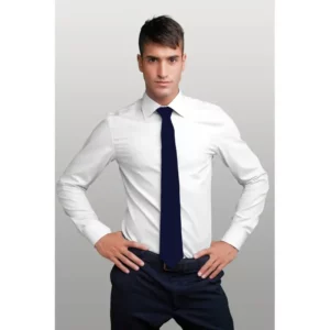 Camisa slim de hombre Norvil 128 en blanco, vista frontal, sobre modelo.