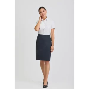 Falda regular fit Norvil 1304 en marino, vista frontal, sobre modelo.