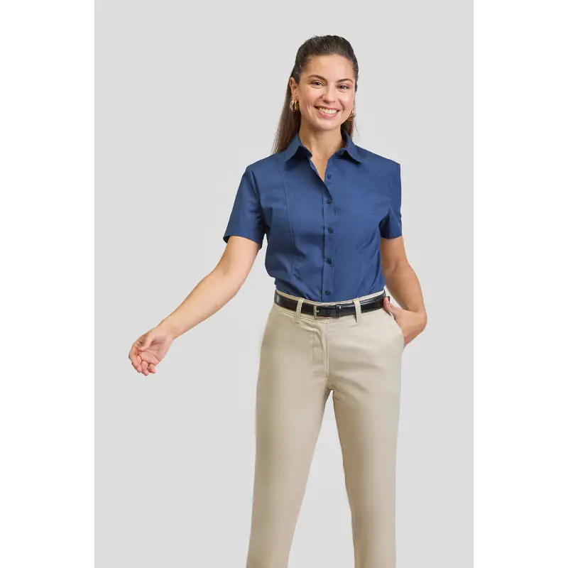 Pantalón chino skinny de mujer Norvil 1329 1 Pantalón chino skinny de mujer Norvil 1329 en beige pardo, vista frontal, sobre modelo.