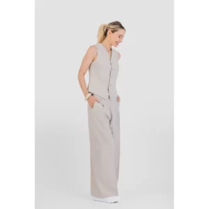 Pantalón palazzo efecto lino Norvil 1332 en crudo, vista de tres cuartos, sobre modelo.