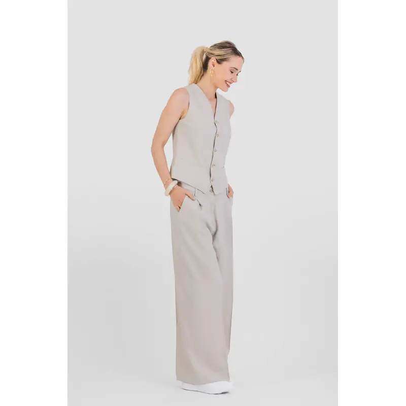 Pantalón palazzo efecto lino Norvil 1332 1 Pantalón palazzo efecto lino Norvil 1332 en crudo, vista de tres cuartos, sobre modelo.