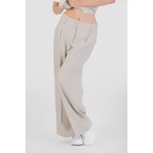 Pantalón palazzo efecto lino Norvil 1332 en crudo, vista de tres cuartos, sobre modelo.
