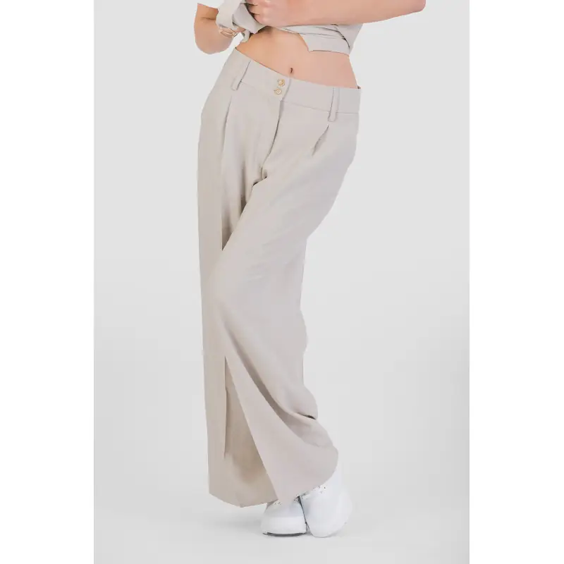 Pantalón palazzo efecto lino Norvil 1332 2 Pantalón palazzo efecto lino Norvil 1332 en crudo, vista de tres cuartos, sobre modelo.