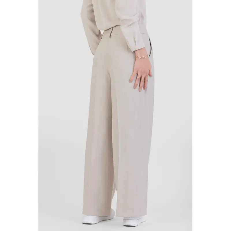 Pantalón palazzo efecto lino Norvil 1332 3 Pantalón palazzo efecto lino Norvil 1332 en crudo, vista de tres cuartos, sobre modelo.