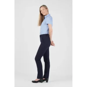 Pantalón de mujer lana fría Norvil 1335 en azafata, vista lateral, sobre modelo.