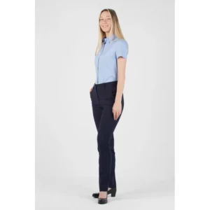 Pantalón de mujer lana fría Norvil 1335 en azafata, vista de tres cuartos, sobre modelo.