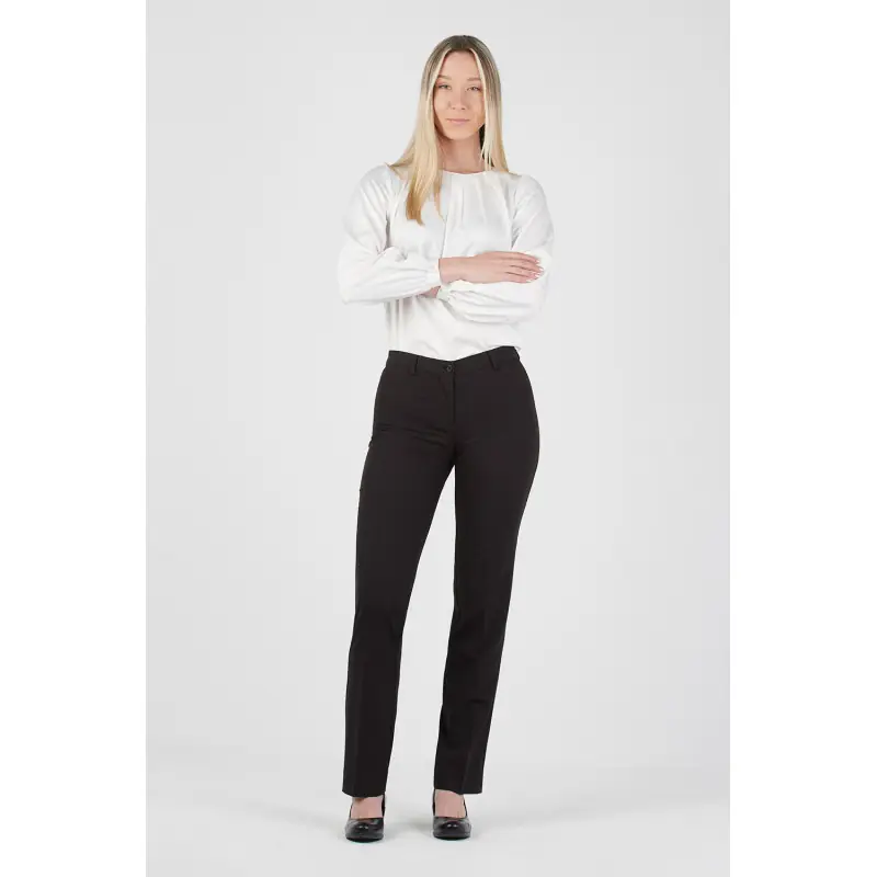 Pantalón de mujer confort fit Norvil 1337 1 Pantalón de mujer confort fit Norvil 1337 en negro, vista frontal, sobre modelo.