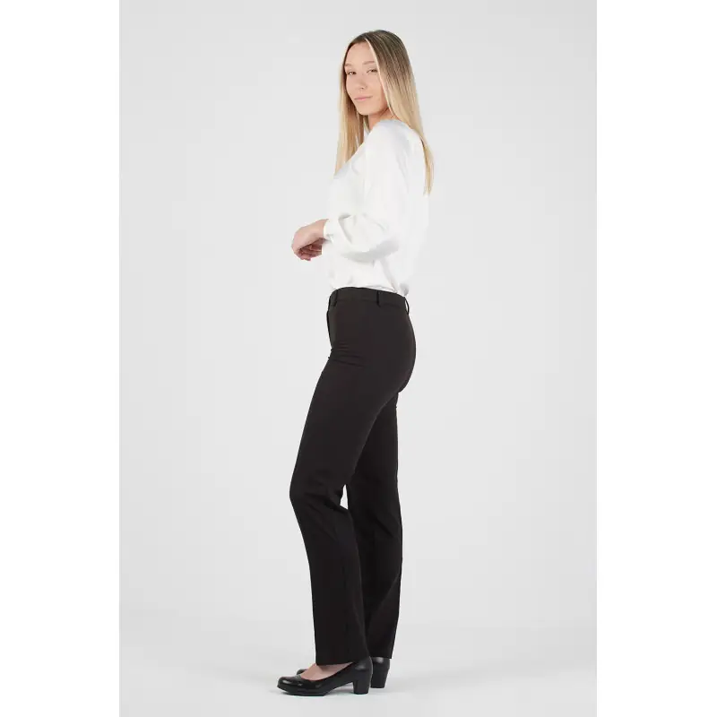 Pantalón de mujer confort fit Norvil 1337 2 Pantalón de mujer confort fit Norvil 1337 en negro, vista de tres cuartos, sobre modelo.