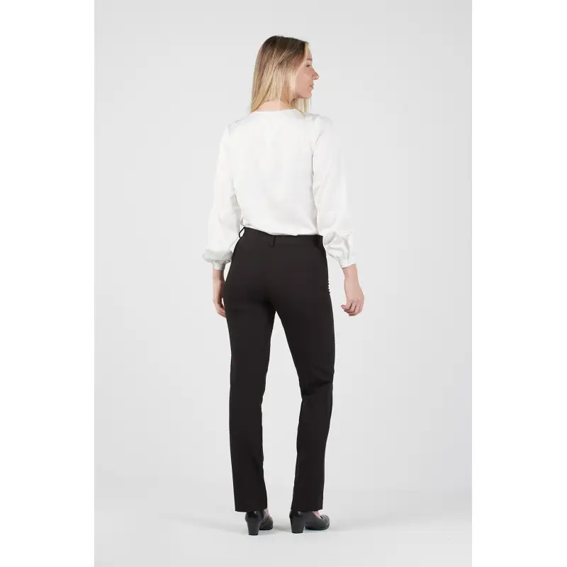 Pantalón de mujer confort fit Norvil 1337 3 Pantalón de mujer confort fit Norvil 1337 en negro, vista trasera, sobre modelo.