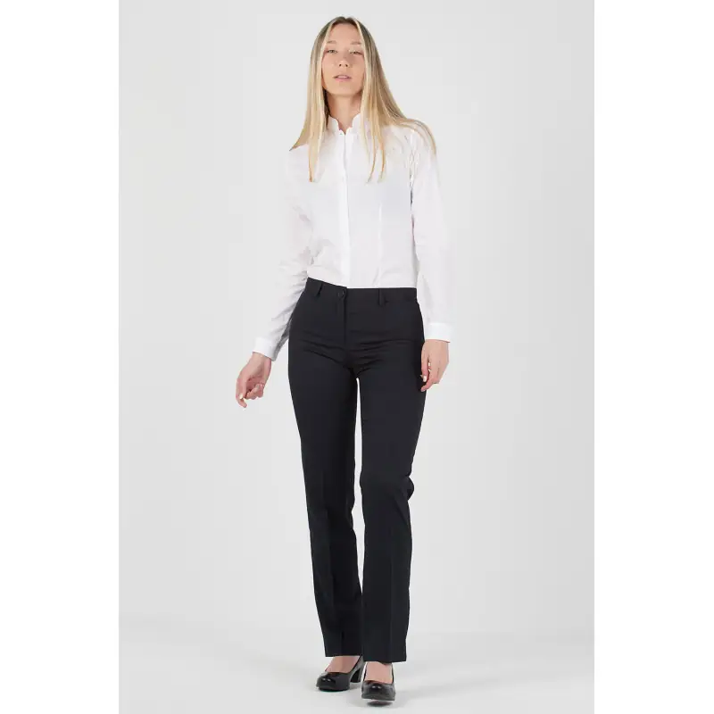 Pantalón de mujer confort fit Norvil 1337 4 Pantalón de mujer confort fit Norvil 1337 en marino, vista frontal, sobre modelo.