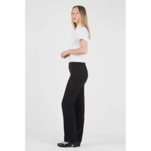 Pantalón de mujer basic Norvil 1350 en negro, vista de tres cuartos, sobre modelo.