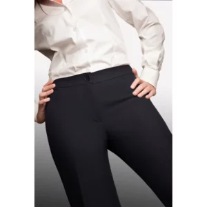 Pantalón de mujer basic Norvil 1350 en marino, detalle de la prenda, sobre modelo.