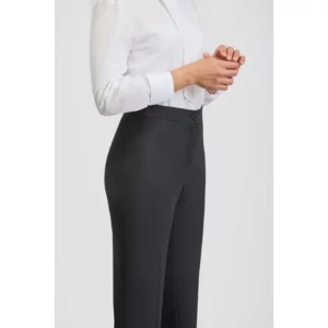 Pantalón de mujer práctica Norvil 1352 en negro, detalle de la prenda, sobre modelo.