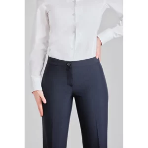 Pantalón de mujer práctica Norvil 1352 en marino, detalle de la prenda, sobre modelo.