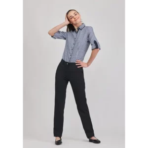 Pantalón chino de mujer Norvil 1363 en negro, vista frontal, sobre modelo.