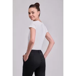 Pantalón chino de mujer Norvil 1363 en negro, vista trasera, sobre modelo.
