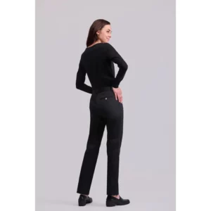 Pantalón chino de mujer Norvil 1363 en negro, vista trasera, sobre modelo.