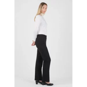 Pantalón de mujer regular fit Norvil 1374 en negro, vista de tres cuartos, sobre modelo.