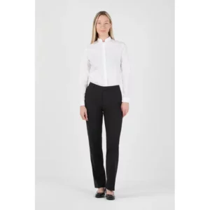 Pantalón de mujer regular fit Norvil 1374 en negro, vista frontal, sobre modelo.