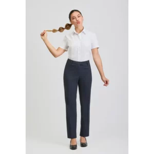 Pantalón de mujer regular fit Norvil 1374 en marino, vista frontal, sobre modelo.