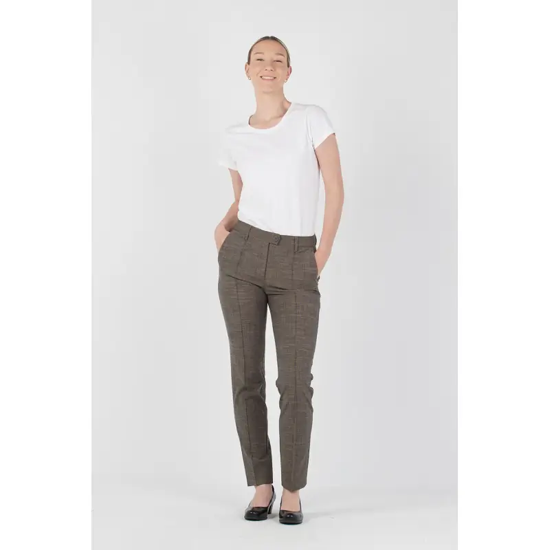 Pantalón de mujer estructura Norvil 1396 1 Pantalón de mujer estructura Norvil 1396 en tostado, vista frontal, sobre modelo.