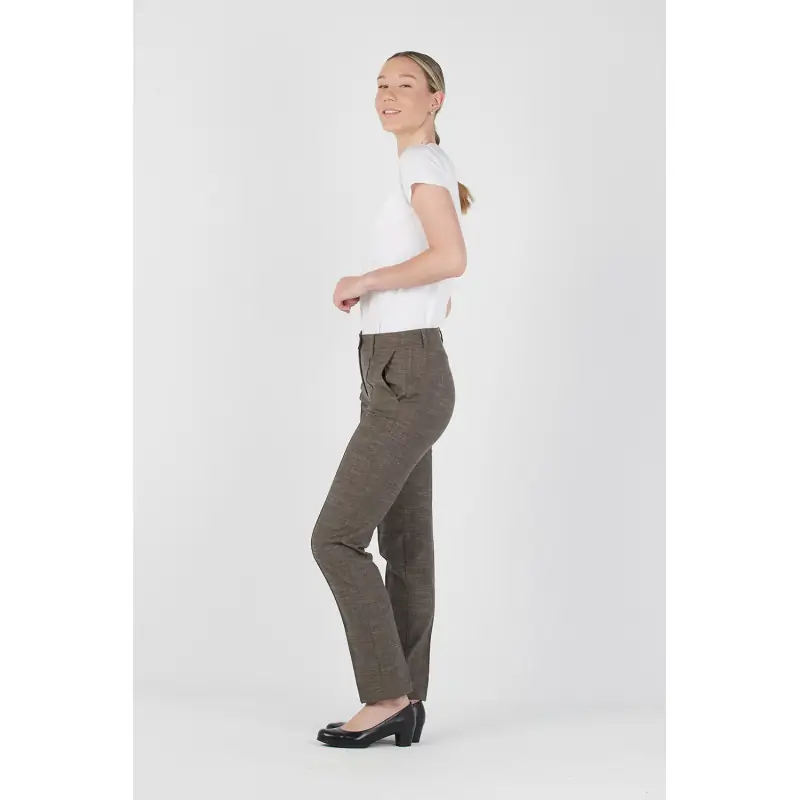 Pantalón de mujer estructura Norvil 1396 2 Pantalón de mujer estructura Norvil 1396 en tostado, vista de tres cuartos, sobre modelo.