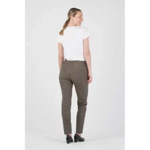Pantalón de mujer estructura Norvil 1396 en tostado, vista trasera, sobre modelo.