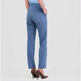 Pantalón de mujer estructura Norvil 1396 3 Pantalón de mujer estructura Norvil 1396 en lavanda, vista trasera, sobre modelo.