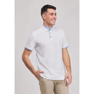 Polo cuello contraste unisex Norvil 1480 en blanco, vista de tres cuartos, sobre modelo.