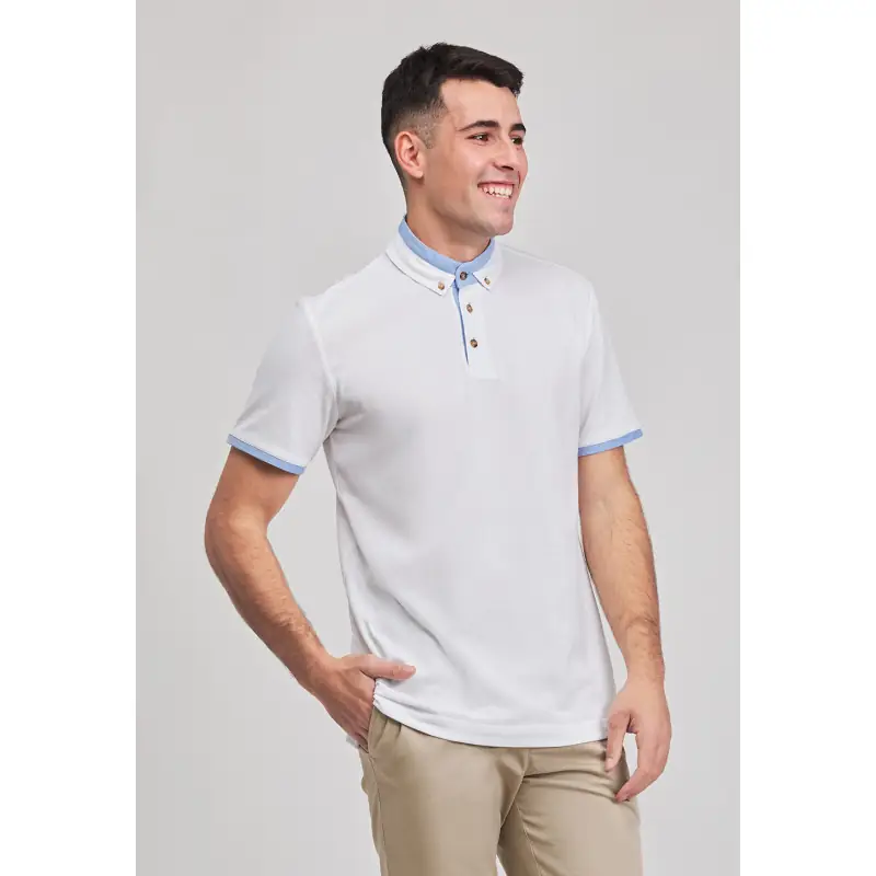 Polo cuello contraste unisex Norvil 1480 1 Polo cuello contraste unisex Norvil 1480 en blanco, vista de tres cuartos, sobre modelo.