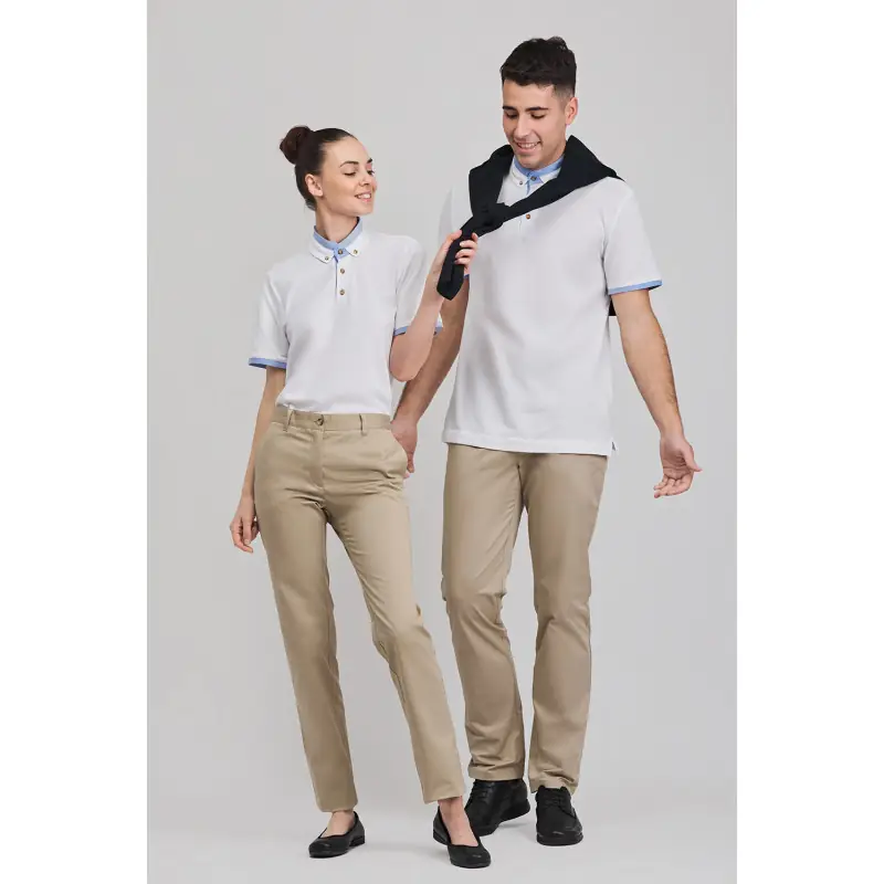 Polo cuello contraste unisex Norvil 1480 4 Polo cuello contraste unisex Norvil 1480 en blanco, vista frontal, con varias personas.