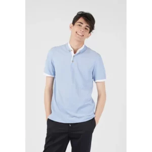Polo cuello contraste unisex Norvil 1480 en azul celeste, vista frontal, sobre modelo.