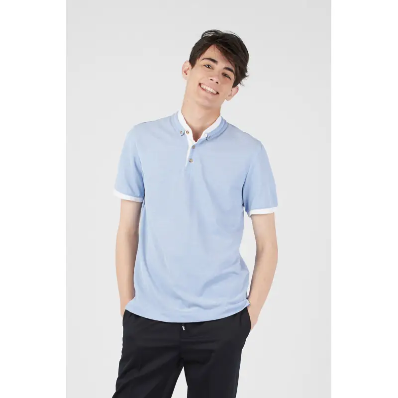 Polo cuello contraste unisex Norvil 1480 5 Polo cuello contraste unisex Norvil 1480 en azul celeste, vista frontal, sobre modelo.