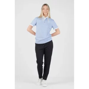 Polo cuello contraste unisex Norvil 1480 en azul celeste, vista frontal, sobre modelo.