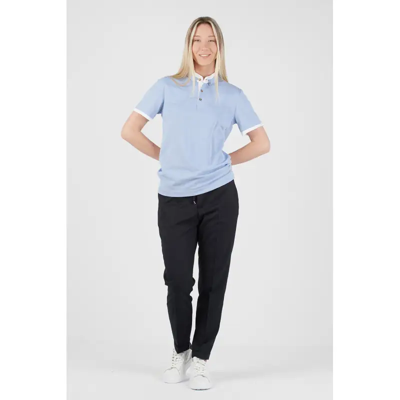 Polo cuello contraste unisex Norvil 1480 6 Polo cuello contraste unisex Norvil 1480 en azul celeste, vista frontal, sobre modelo.