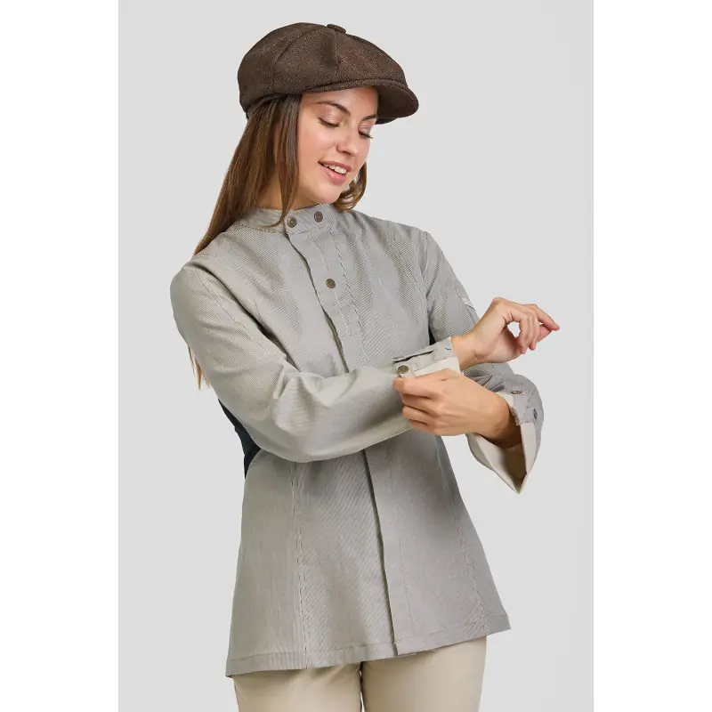 Chaqueta show cooking hibisco Norvil 1531 1 Chaqueta show cooking hibisco Norvil 1531 en beige pardo, vista de tres cuartos, sobre modelo.